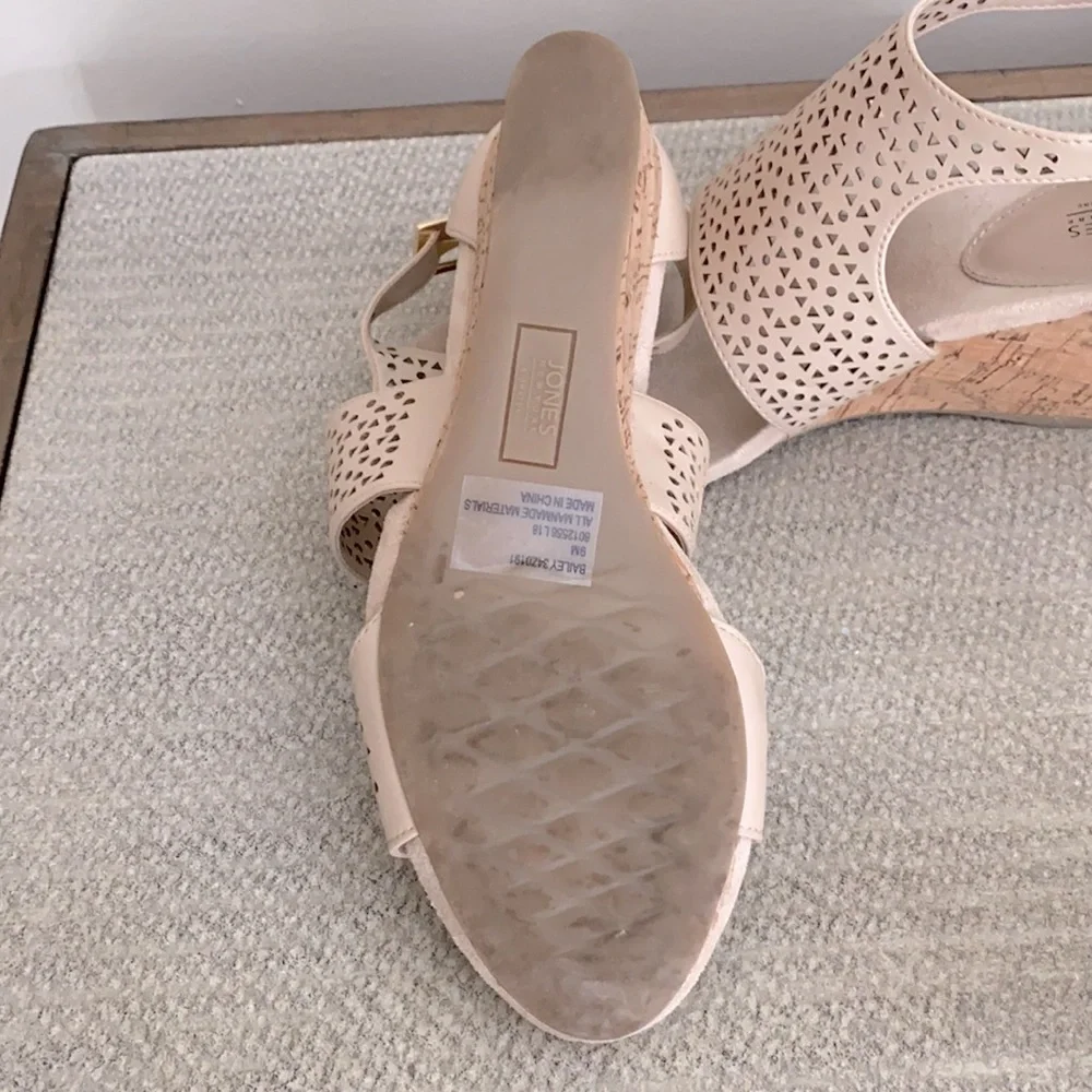 Jones New York Signature Sandal Size 9